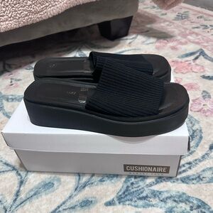 Cushionaire Women’s Pim Knit Platform Sandle size 8